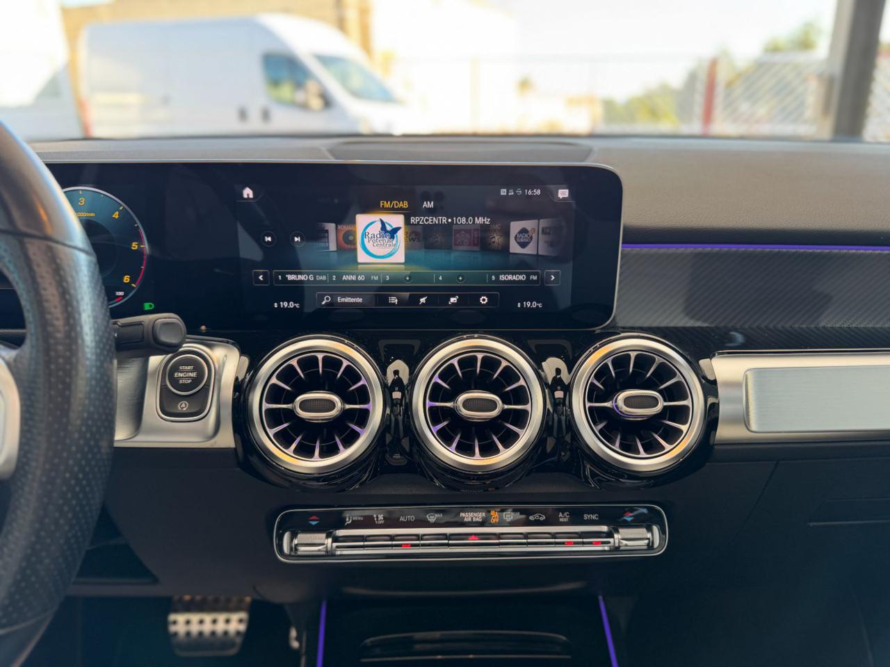 MERCEDES-BENZ GLB 200 d Auto 4Matic Premium AMG (Tetto/Led64/Pelle) - 32