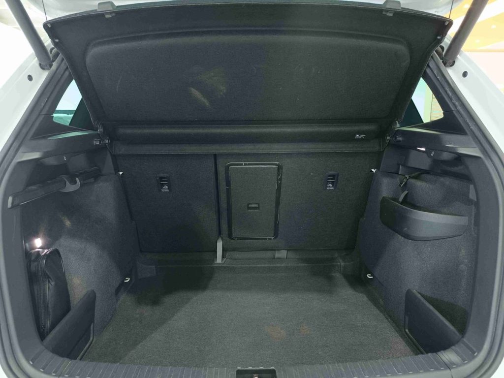 SKODA Karoq 1.6 TDI SCR DSG SportLine - 23