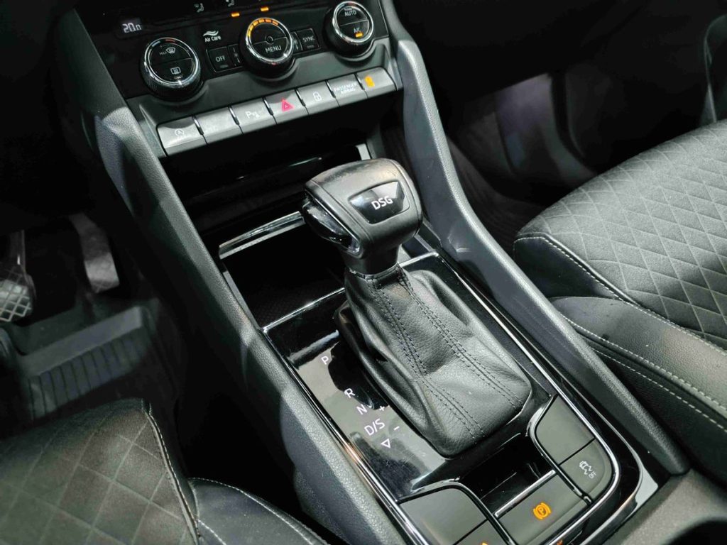 SKODA Karoq 1.6 TDI SCR DSG Style - 23