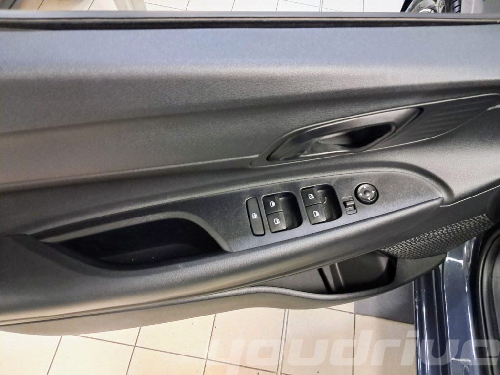 HYUNDAI i20 / 1.2 MPI MT GPL Connectline MY 25 KM0 - 15