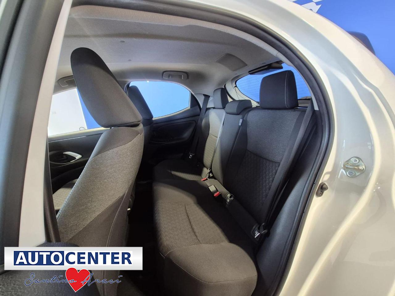 TOYOTA Yaris 1.0 5 porte Active - 8