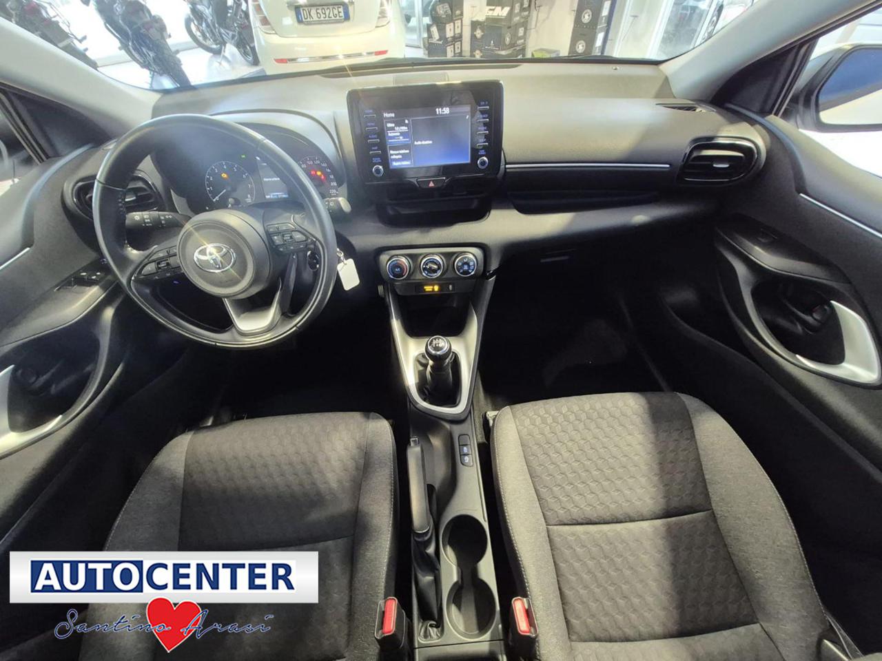 TOYOTA Yaris 1.0 5 porte Active - 9