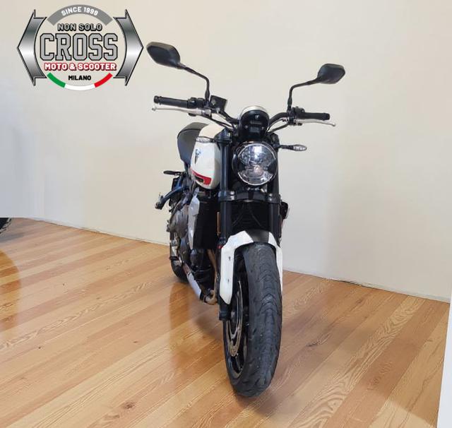 TRIUMPH Trident 660 Bianco metallizzato