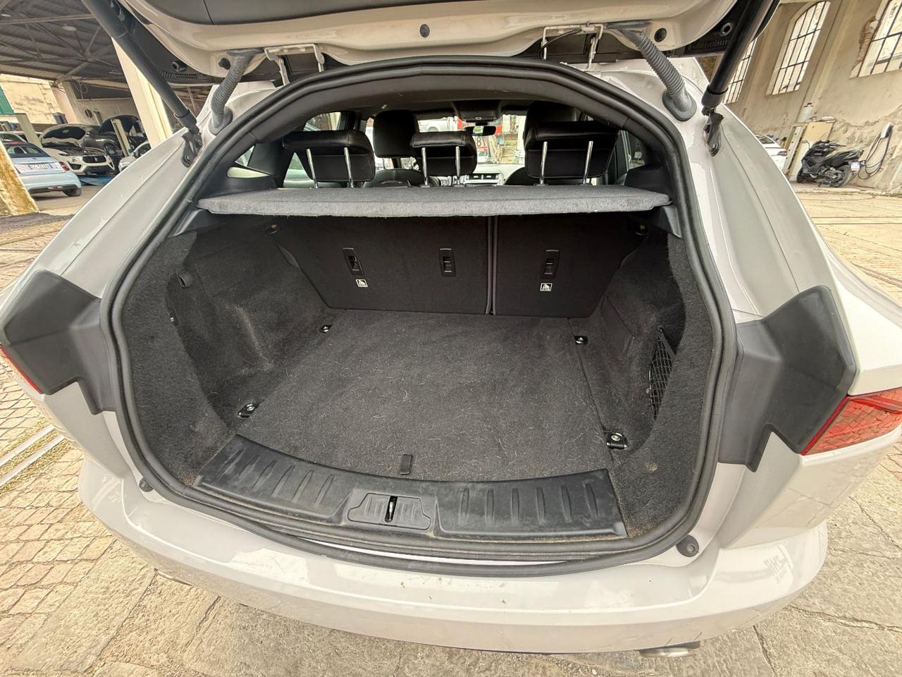 JAGUAR E-Pace 2.0D 180 CV AWD aut. R-Dynamic S - 13