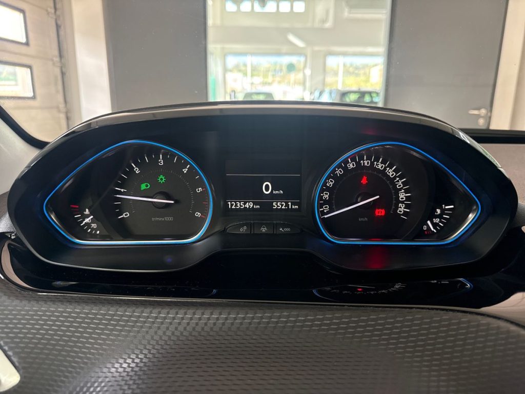 PEUGEOT 2008 1° serie BlueHDi 100 Allure - 17