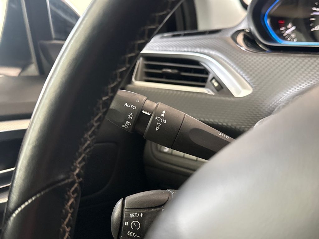 PEUGEOT 2008 1° serie BlueHDi 100 Allure - 20