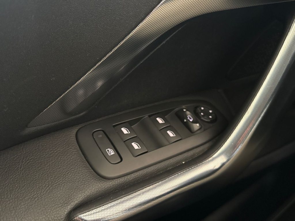 PEUGEOT 2008 1° serie BlueHDi 100 Allure - 21