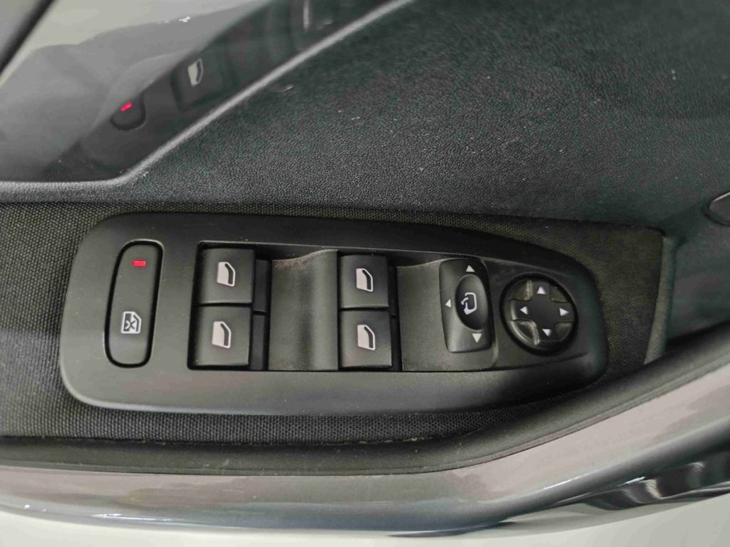 PEUGEOT 2008 1° serie BlueHDi 100 Active - 19