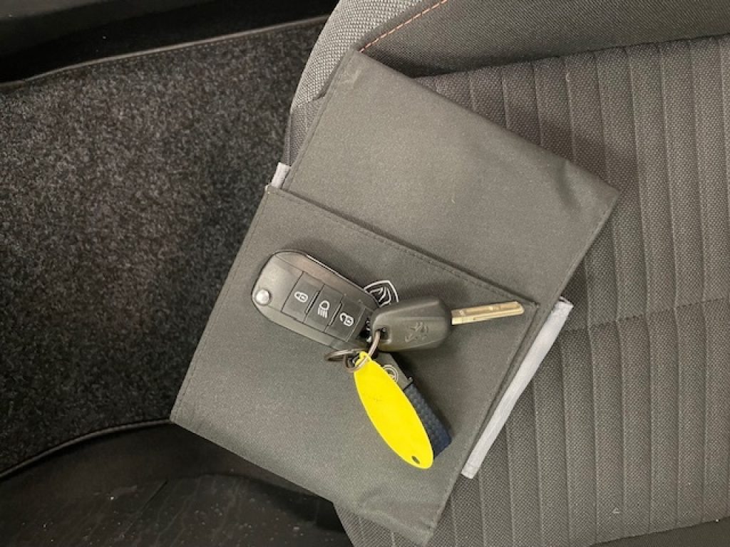 PEUGEOT 2008 II 2020 -  1.2 puretech Active s&s 100cv - 19