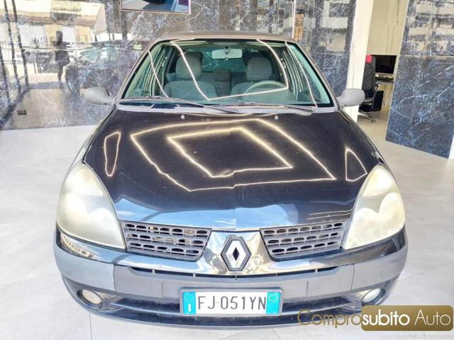 RENAULT Clio Noir Pastel
