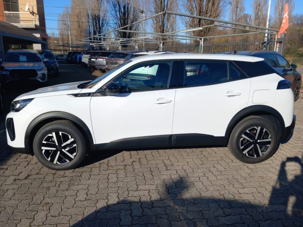 PEUGEOT 2008 Hybrid 145 e-DCS6 Style - 4