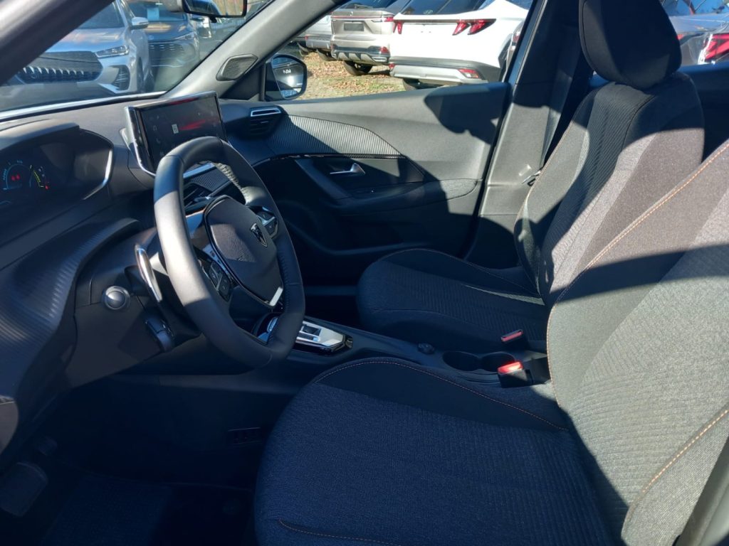 PEUGEOT 2008 Hybrid 145 e-DCS6 Style - 13