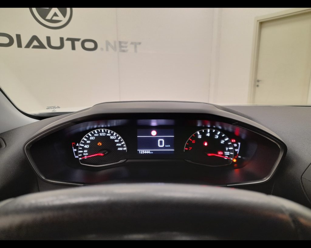 PEUGEOT 2008 II 2020 -  1.2 puretech Active s&s 100cv - 8
