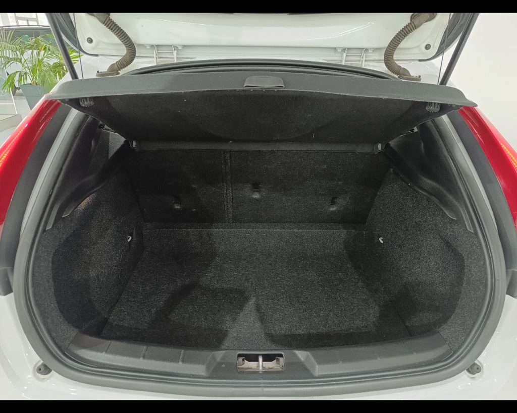 VOLVO V40 D2 Kinetic - 22