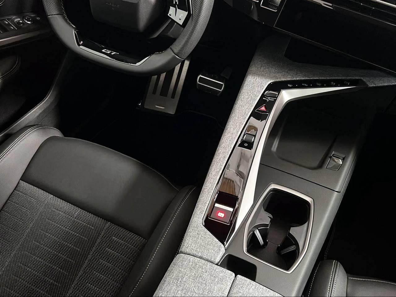 PEUGEOT 3008 Hybrid 145 e-DCS6 GT - 26