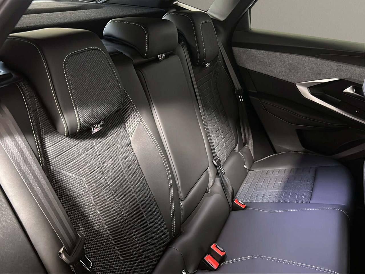 PEUGEOT 3008 Hybrid 145 e-DCS6 GT - 14