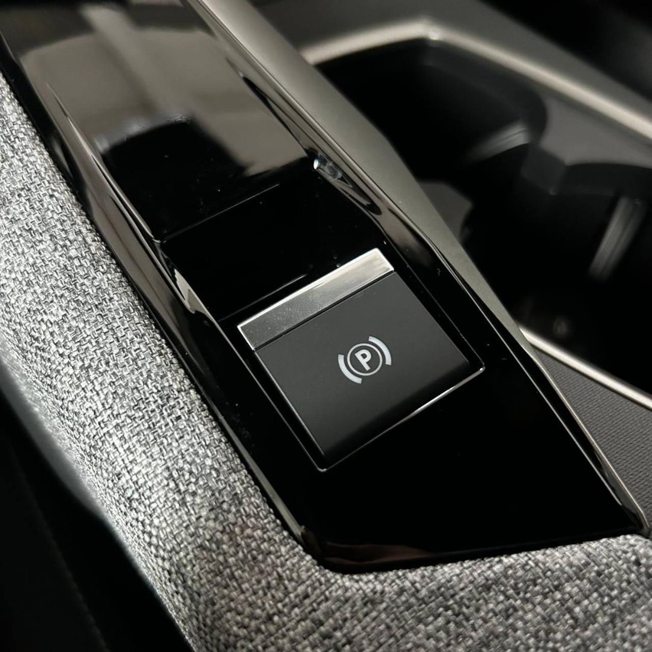 PEUGEOT 3008 Hybrid 145 e-DCS6 GT - 28