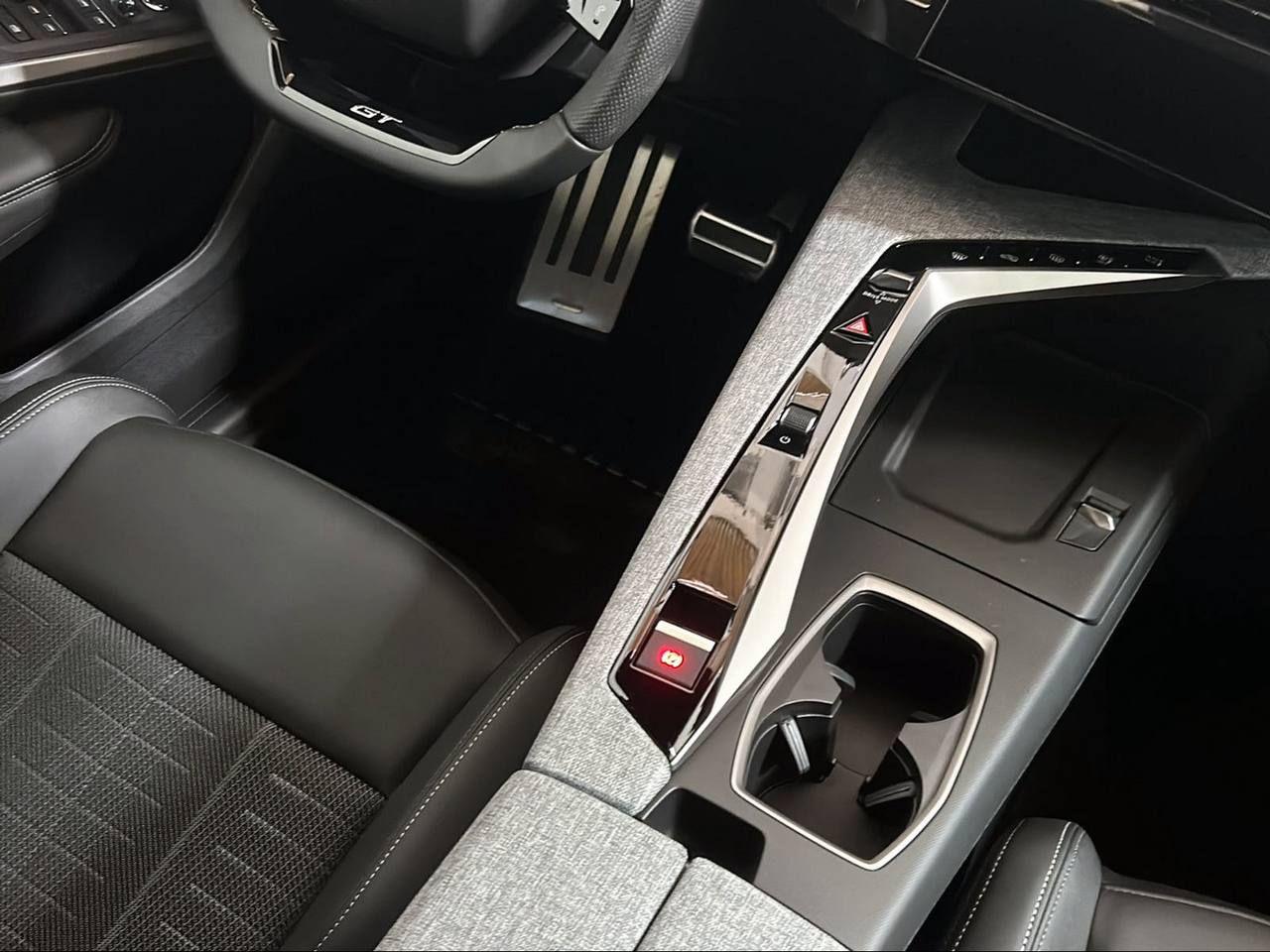 PEUGEOT 3008 Hybrid 145 e-DCS6 GT - 26