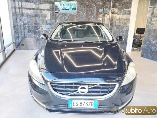 VOLVO V40 Noir Pastel