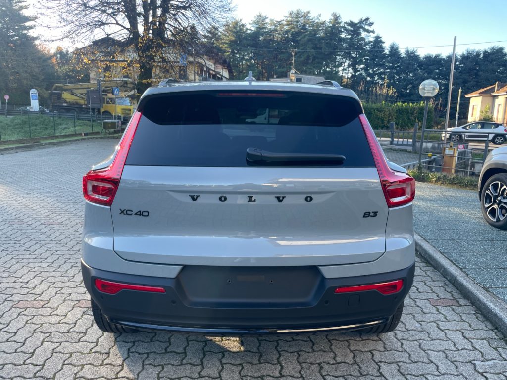 VOLVO XC40 B3 automatico BLACK EDITION KM0 PREZZO REALE - 5