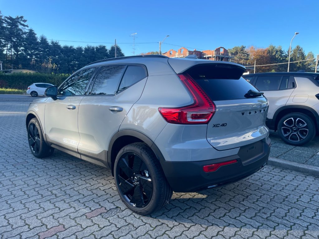VOLVO XC40 B3 automatico BLACK EDITION KM0 PREZZO REALE - 6