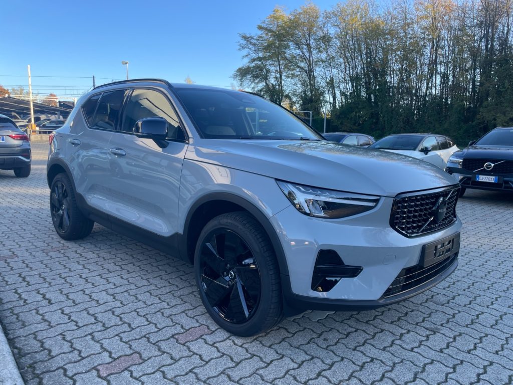 VOLVO XC40 B3 automatico BLACK EDITION KM0 PREZZO REALE - 3