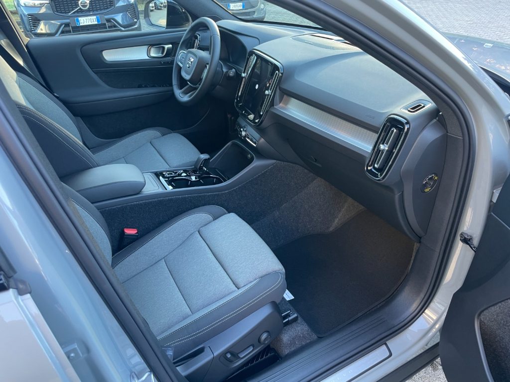 VOLVO XC40 B3 automatico BLACK EDITION KM0 PREZZO REALE - 9