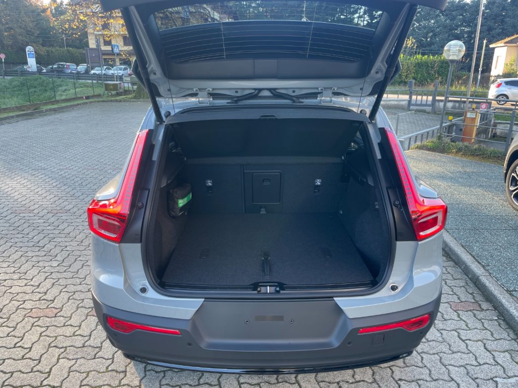 VOLVO XC40 B3 automatico BLACK EDITION KM0 PREZZO REALE - 11