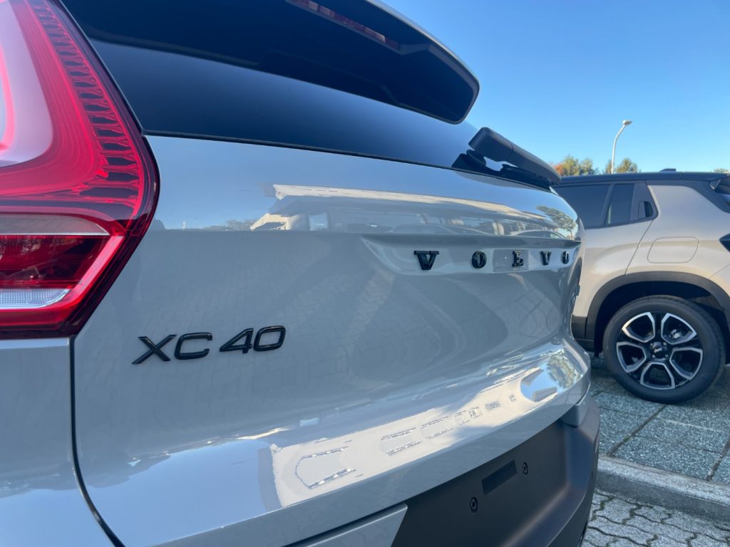 VOLVO XC40 B3 automatico BLACK EDITION KM0 PREZZO REALE - 16