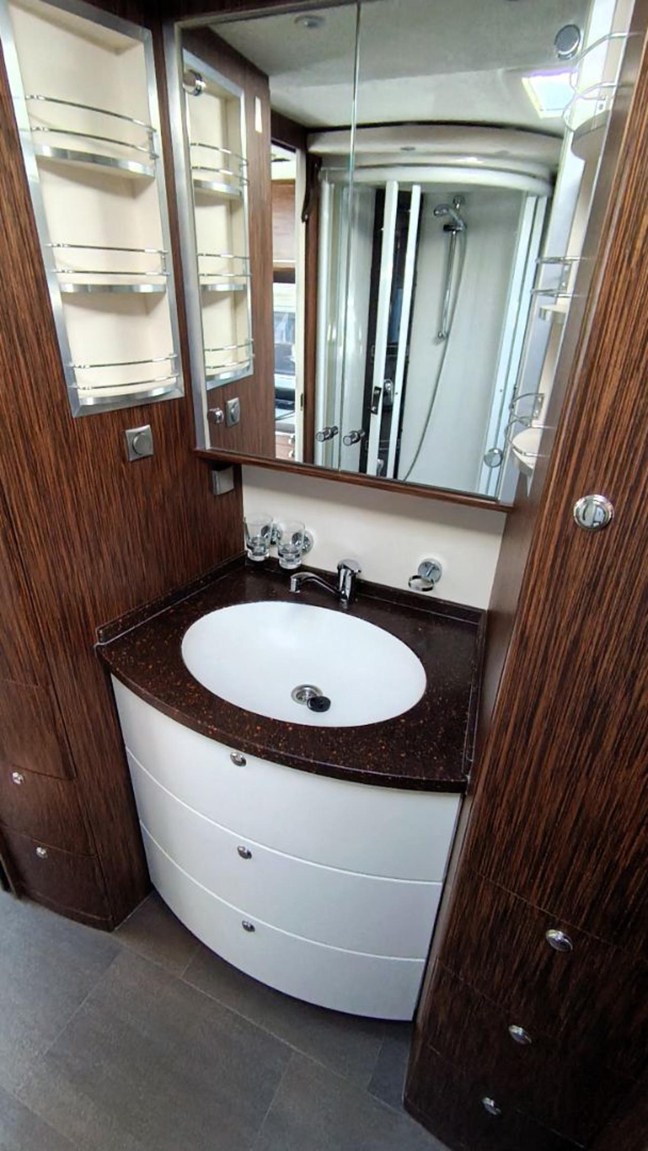 CHARISMA III 900 M Queen Elizabeth