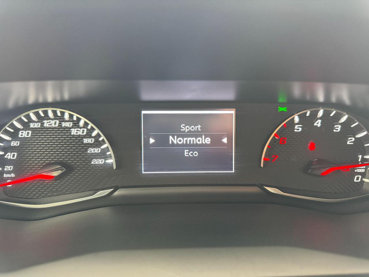 PEUGEOT 2008 1.5 BlueHDI 110cv Allure Pack (Auto/App/Led) - 32