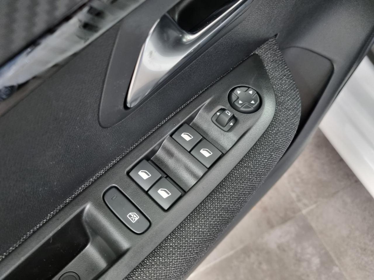 PEUGEOT 208 Hybrid 110 e-DCS6 Style - 22