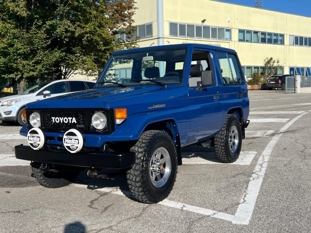 TOYOTA Land Cruiser Blu pastello