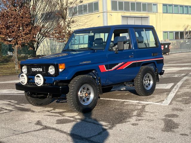TOYOTA Land Cruiser Blu pastello