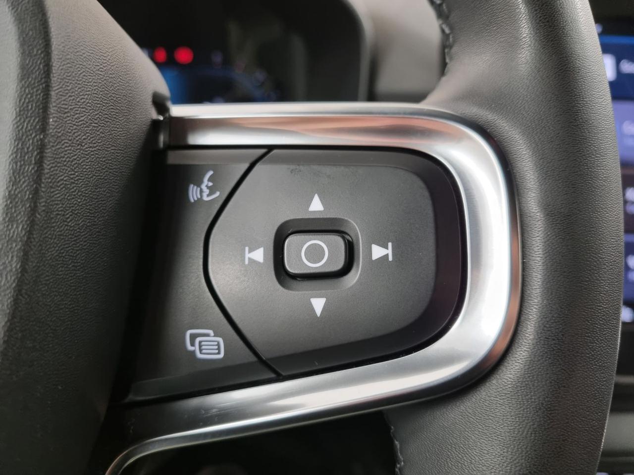 VOLVO XC40 B4 AWD automatico Core - 17