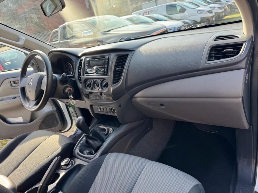 MITSUBISHI L200 2.4 DI-D/154CV Club Cab Invite - 16