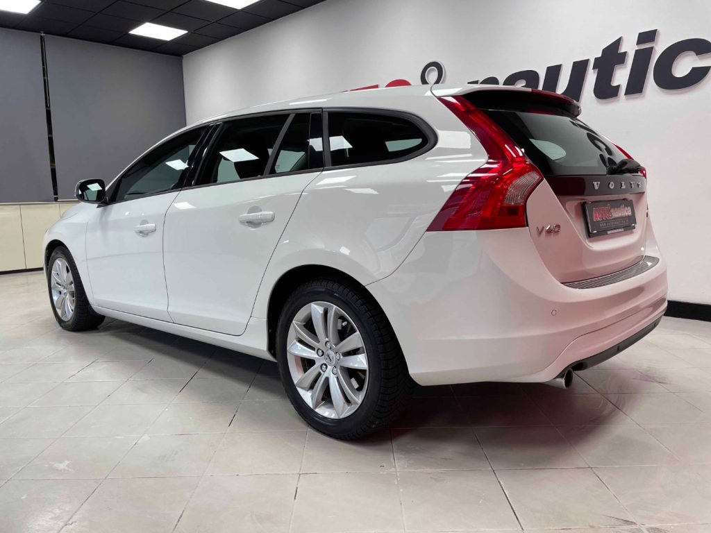 VOLVO V60 2.0 D2 MOMENTUM - 8