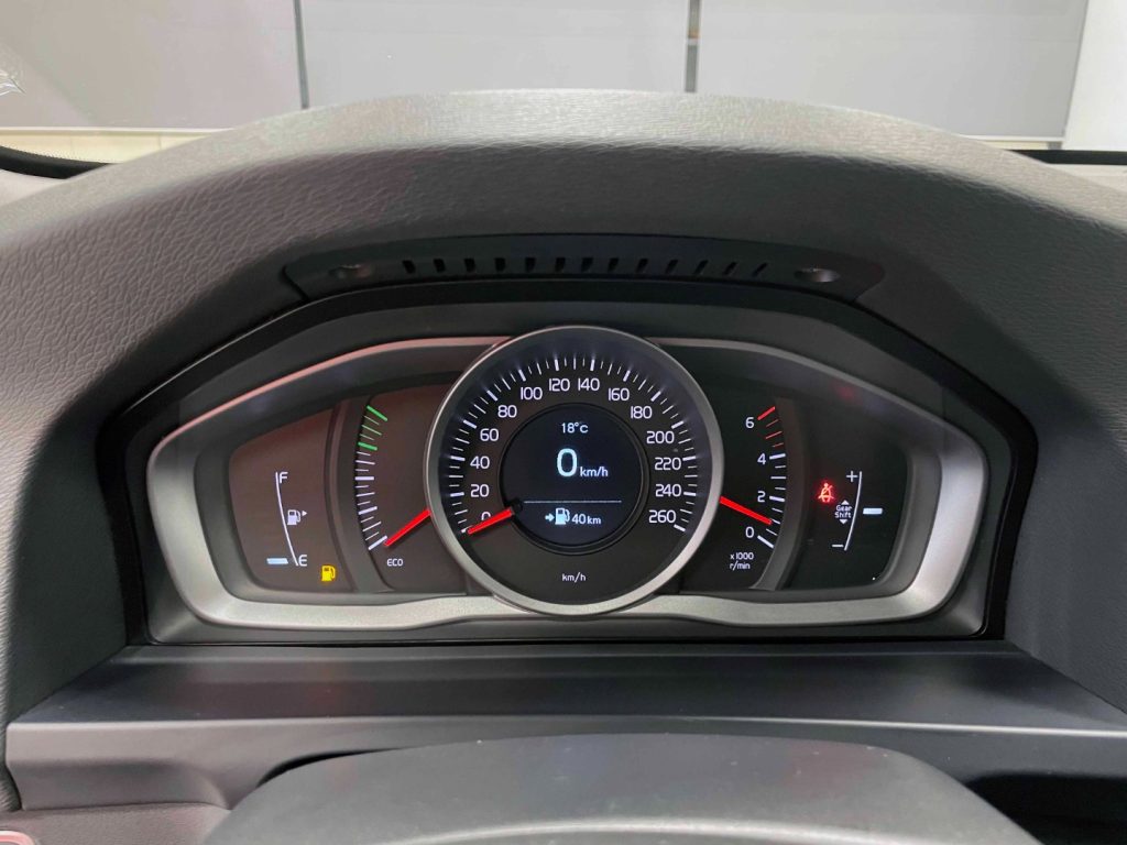 VOLVO V60 2.0 D2 MOMENTUM - 18