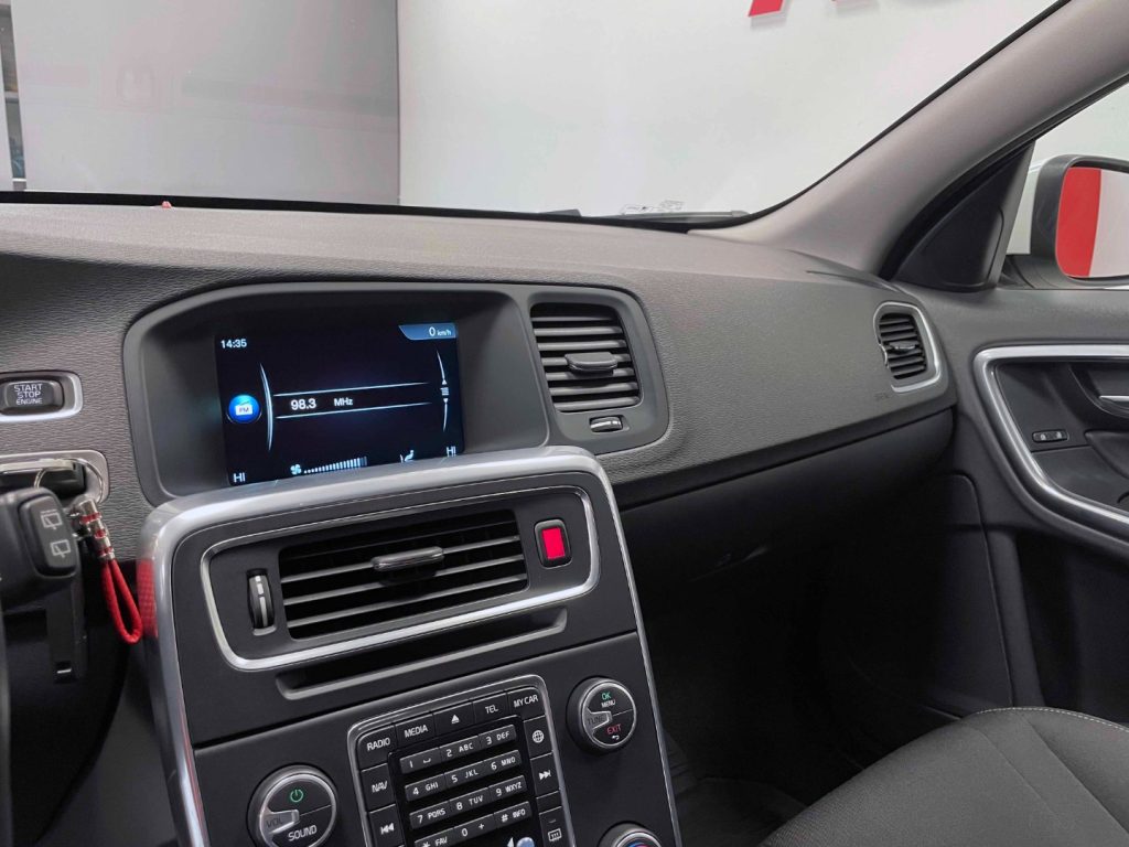 VOLVO V60 2.0 D2 MOMENTUM - 19