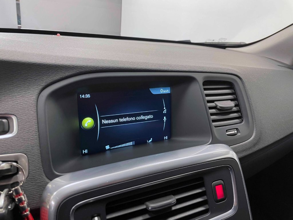 VOLVO V60 2.0 D2 MOMENTUM - 24