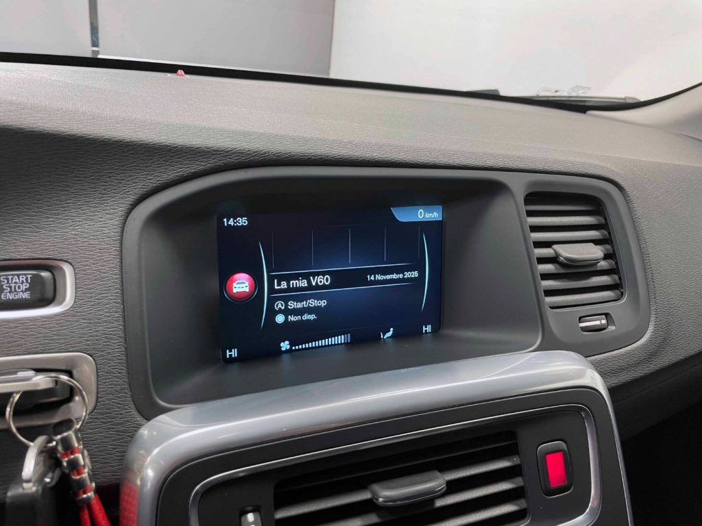 VOLVO V60 2.0 D2 MOMENTUM - 25