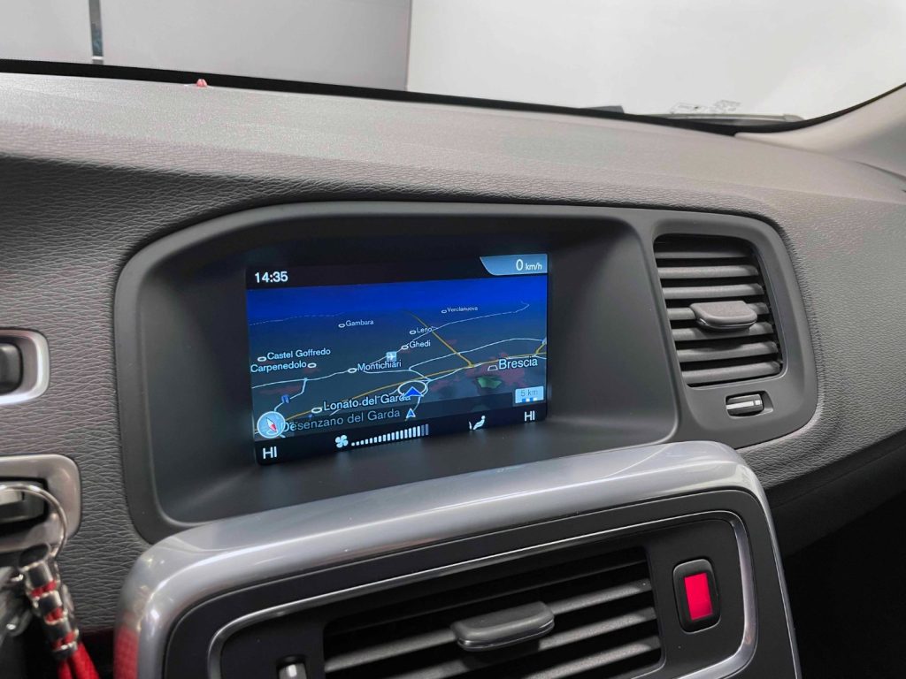 VOLVO V60 2.0 D2 MOMENTUM - 26