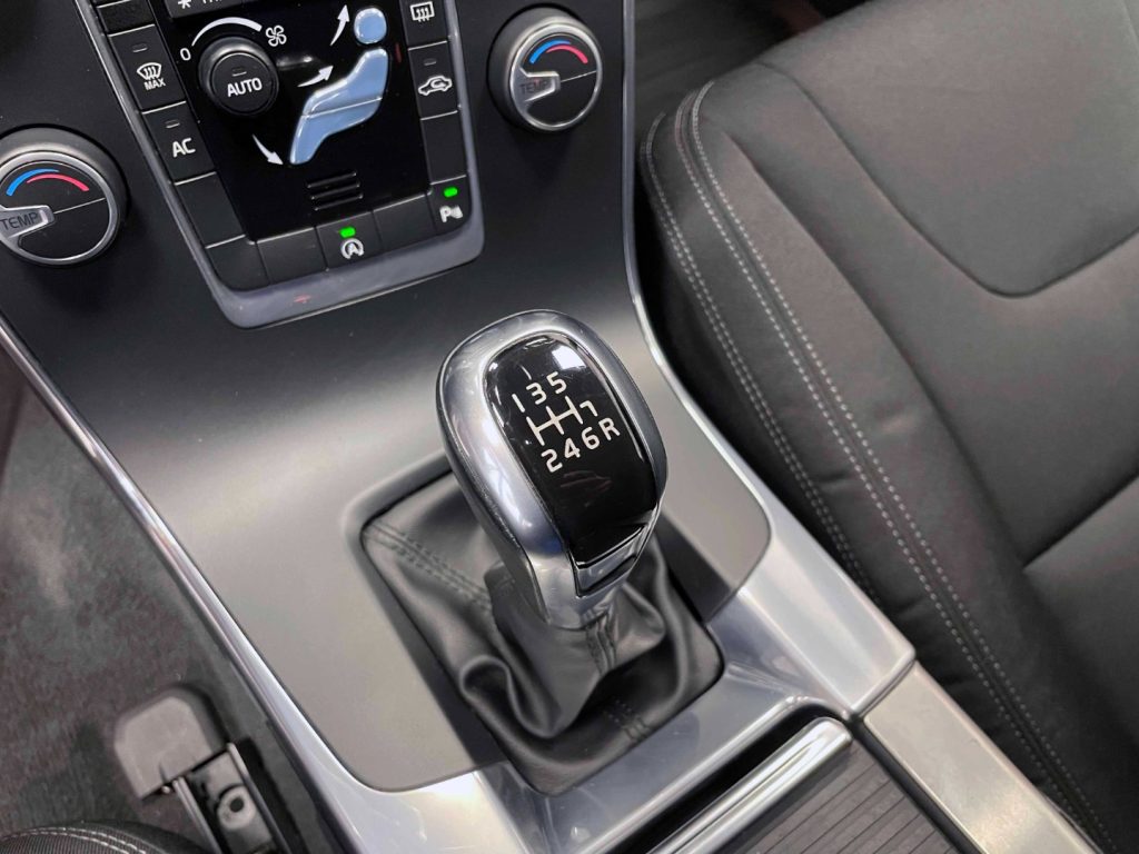 VOLVO V60 2.0 D2 MOMENTUM - 28