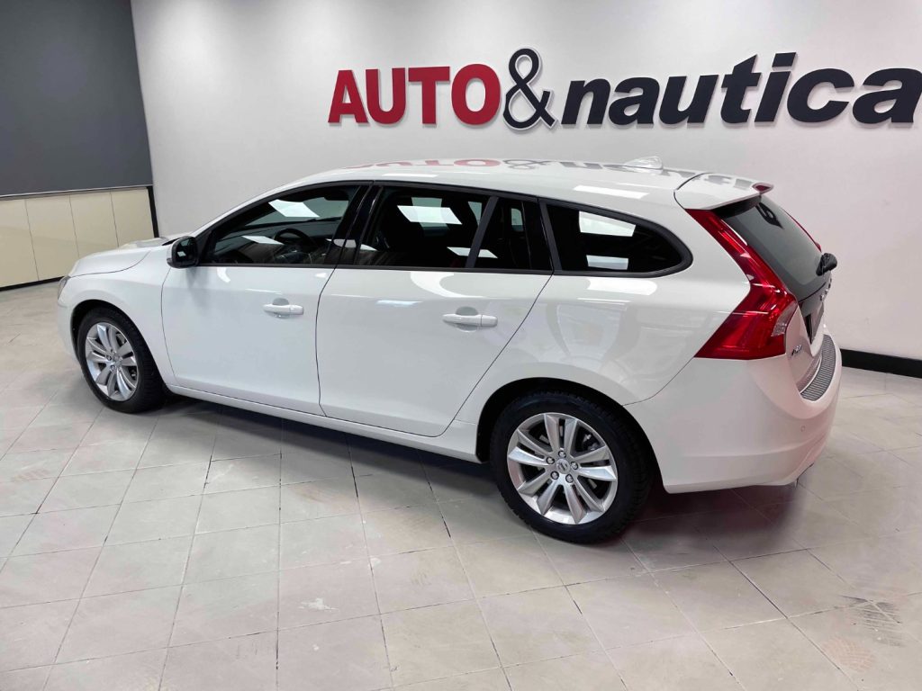 VOLVO V60 2.0 D2 MOMENTUM - 36