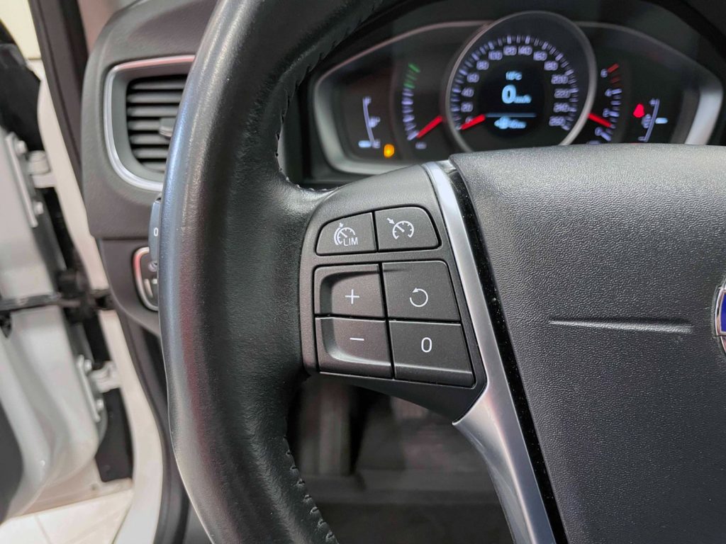 VOLVO V60 2.0 D2 MOMENTUM - 45