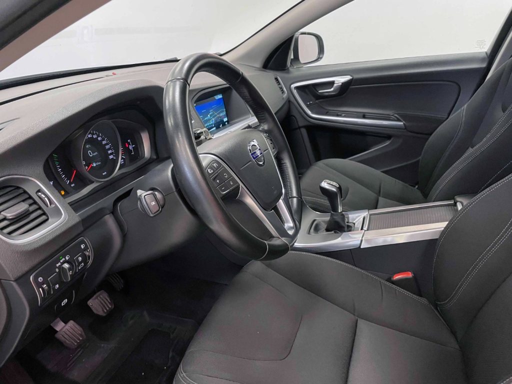 VOLVO V60 2.0 D2 MOMENTUM - 47