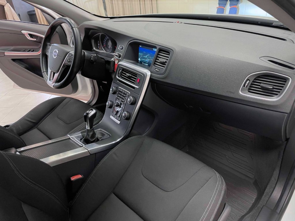 VOLVO V60 2.0 D2 MOMENTUM - 48