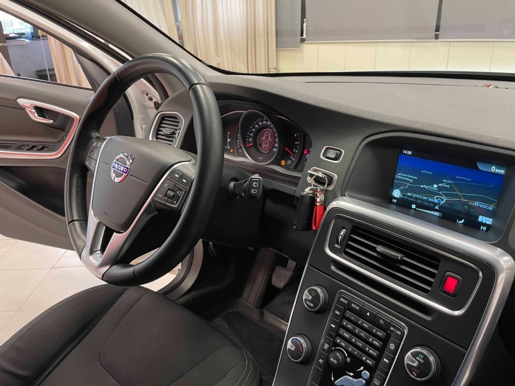 VOLVO V60 2.0 D2 MOMENTUM - 49