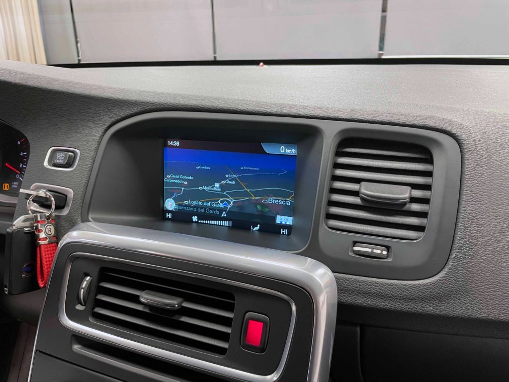 VOLVO V60 2.0 D2 MOMENTUM - 50