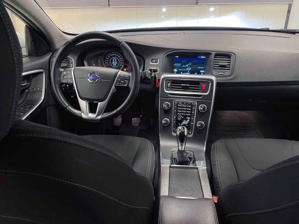 VOLVO V60 2.0 D2 MOMENTUM - 54